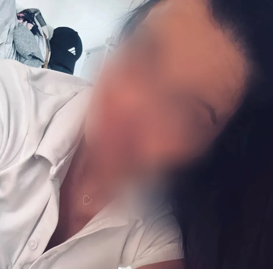 Manuela, 39